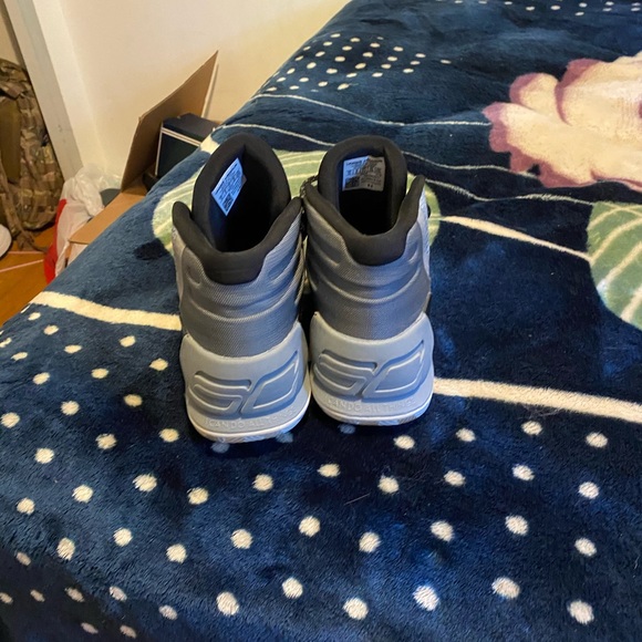 Under Armor - Picture 3 of 6